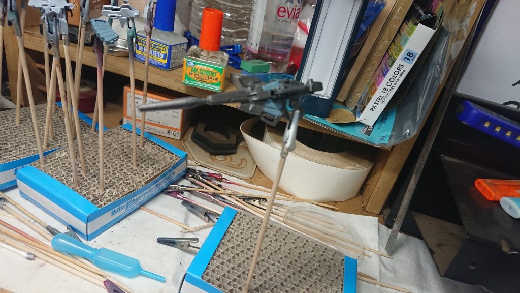 武器はダークアイアンを使い、金属感を出しました。
マガジン部分は筆塗りで塗り分けしました。