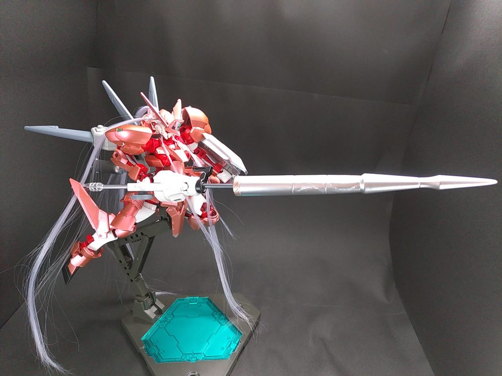 武器2グングニール･ランス「突き刺す」ではなく「貫く」事を目的に製作された大型の槍。突撃時、突き刺した相手を足を止める事なく撃破するためにパイルバンカーが内蔵されている。鍔の後部に装着された丸型の弾倉には、パイルバンカーを作動させる高圧ガスが封入されたカートリッジが数十個入っている(という設定)。