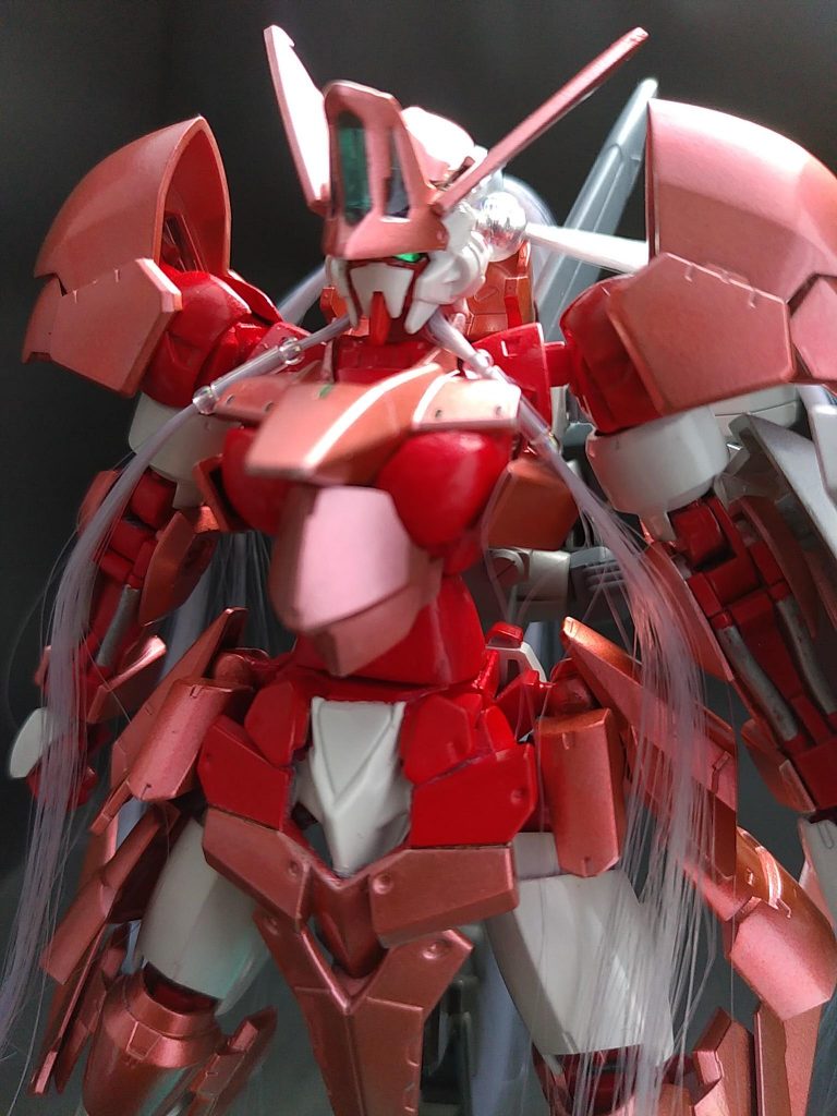 頭部はアストレイをメインにグリムゲルデの頭の羽根状のパーツと顎、ヘルムヴィーケの頭のパーツを使ってワルキューレの兜風にしてます。マスクのスリットは無くして柔らかい印象になるようにしました。胸部はパテで造形。柔らかい素材で、周りの装甲で押し上げられて、上部装甲に押さえられている感じになるように意識して作りました。ウエストのくびれを作るためにアストレイの腹部パーツを2mm延長、パテを盛ったり削ったりしています。腰部・股関節アストレイの腰の股関節部分にレギンレイズジュリアの腰パーツがはまるように加工してます。フロントスカートはヘルムヴィーゲの胸部パーツとグリムゲルデのフロントスカートを組み合わせてます。