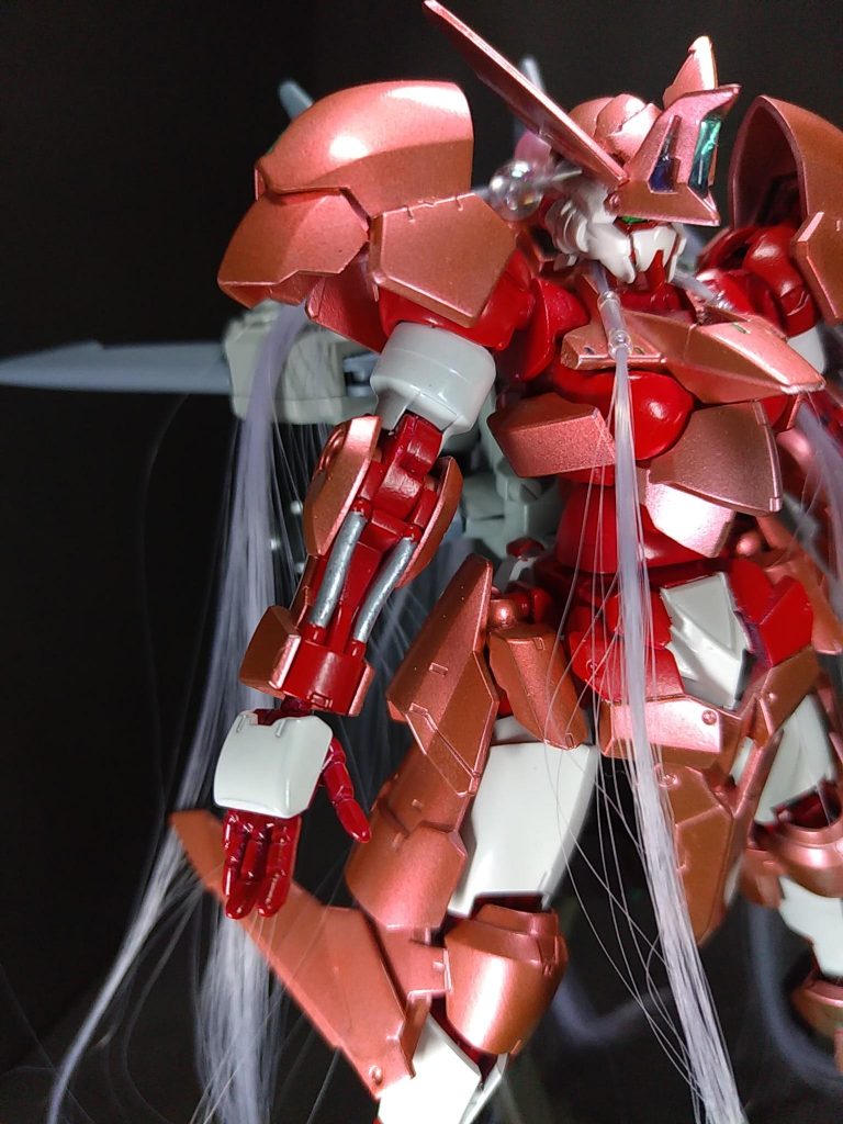 腕部二の腕から手首まではグリムゲルデそのまま。肩はアストレイの肩関節に、レギンレイズジュリアの肩の装甲を干渉する箇所を削って被せてます。手はビルドハンズ丸型(Sサイズ)です。