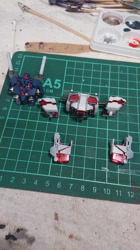 白い部分はクールホワイトとスティールホワイト二色を使用。遠目に見るとまあまあですが雑になってしまいました。