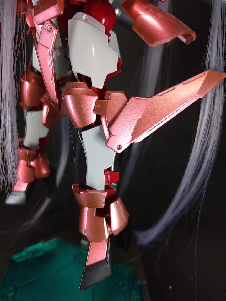 脚部太ももから足首まではグリムゲルデ、足はグレイズリッターを使ってます。ヒザパーツにはグリムゲルデのリアアーマーを半分にした物を羽ぽっく接着してます。