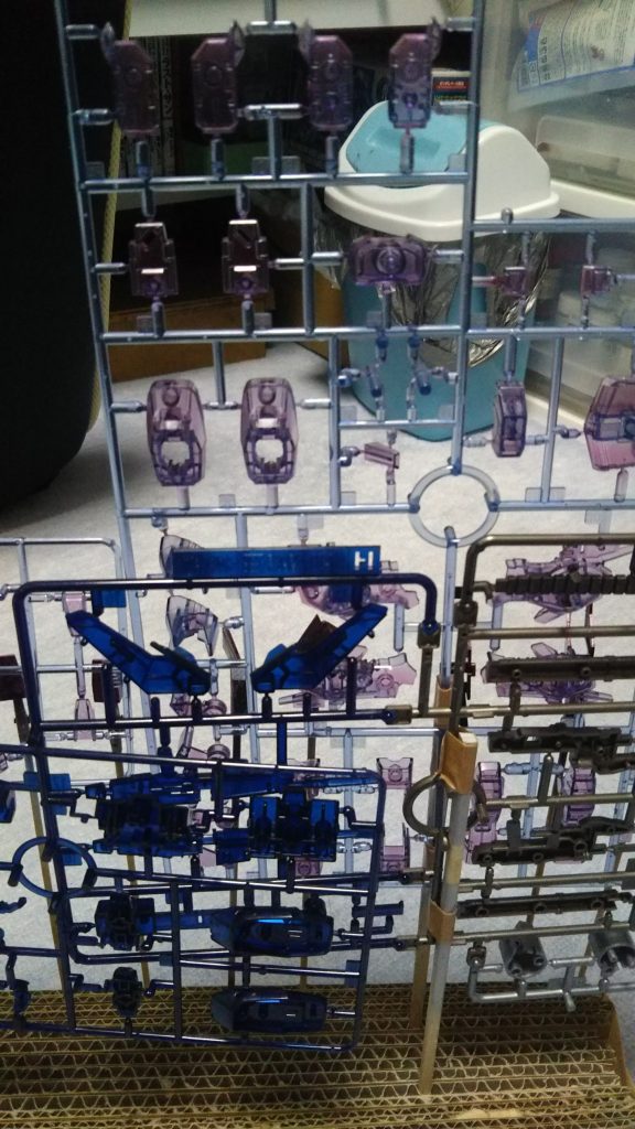 ランナー直接塗装。クリアカラー、ラップ塗装、クリアブラックをランナーのまま塗装。