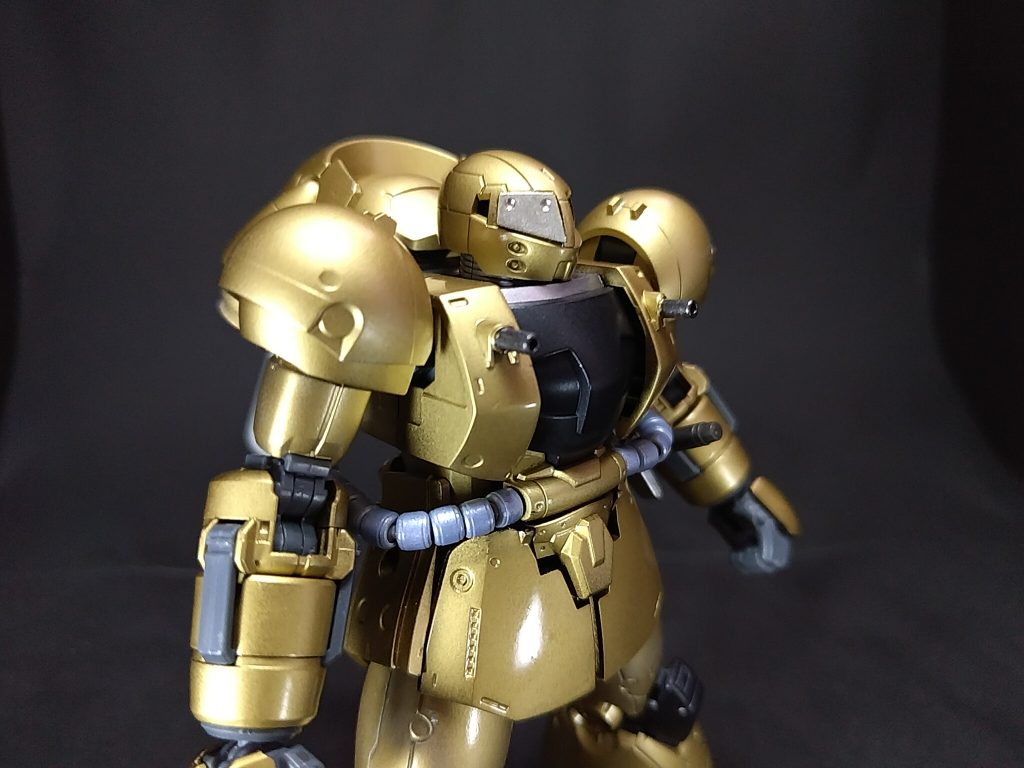 武器1胸部機関砲間合いの外にいる相手に対しての牽制、ミサイル等の迎撃に使用される。サーチライトがある所に穴を開け、パワードアームズパワーダーのガトリング(おそらくすーぱーふみなの余剰パーツ)の砲身を切り取り、取り付けてます。