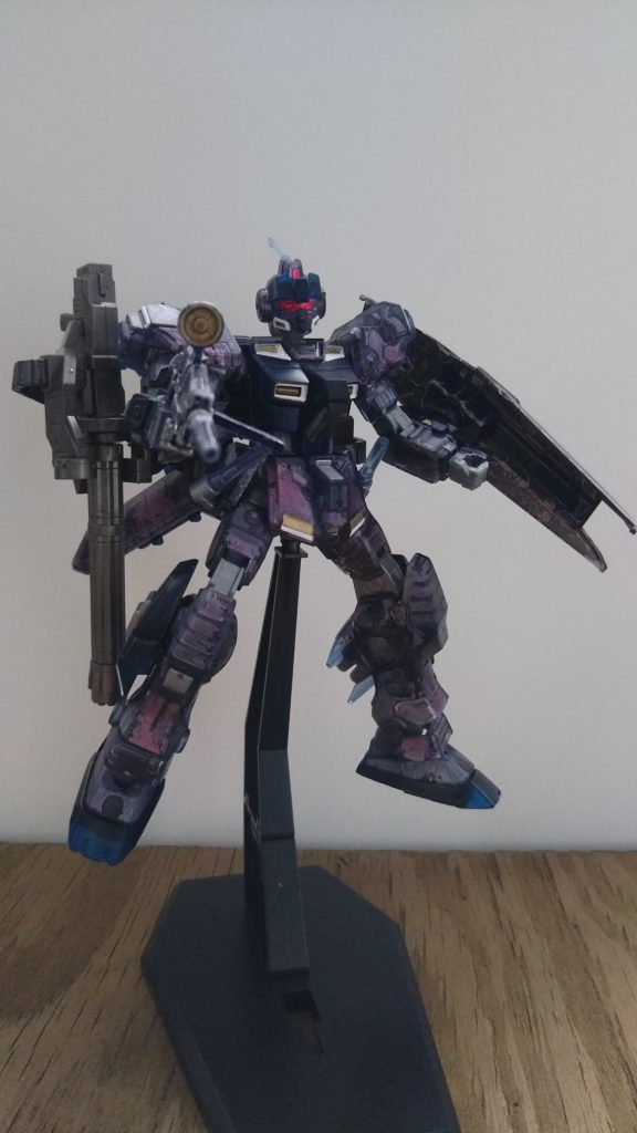 ビームライフル構え。このペイルライダービームライフルとボディの濃い青の部分と成形色が一緒なんで、違いを見せたくてシルバーでドライブラシ❗️シールド表面はシールを貼らずにマスキングでクリアブラックを吹きました。