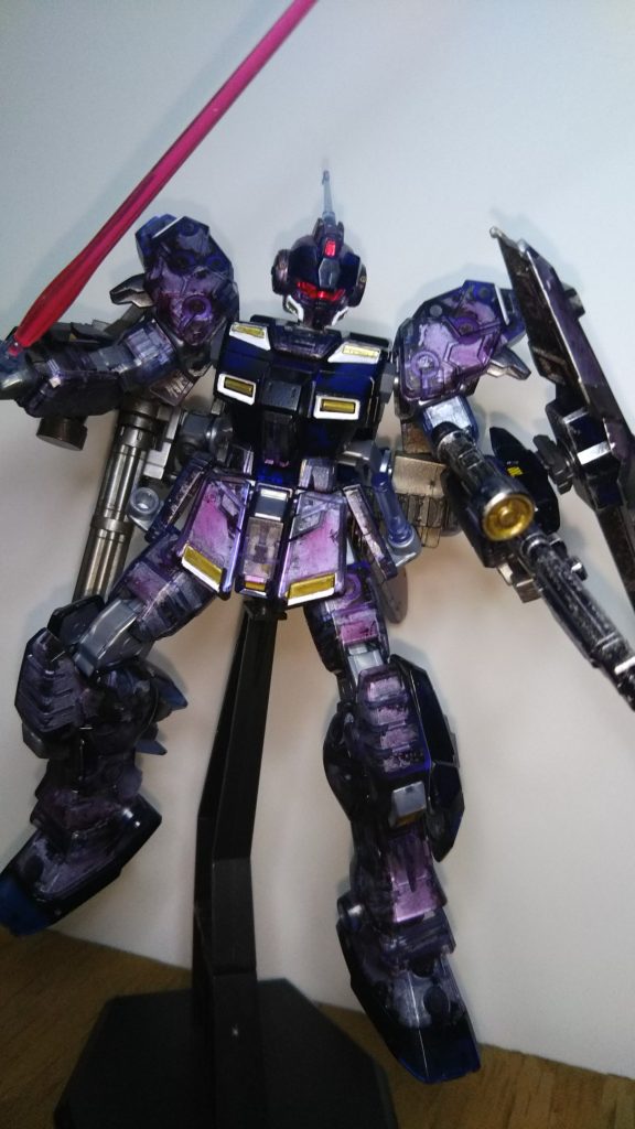 ビームサーベル、ビームライフル構え。クリアパーツが怪しく見えます。