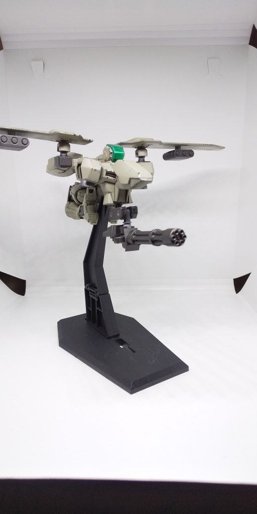 基本は底部のガトリング、両翼のミサイルポッドの2つだが、換装可能なハードポイントが設けられており戦況に応じて装備を換えることができる。
なおパイロットの一人から飛ぶのに何で歩兵?と問われた際、ランディングギアが二本あるだろそれで歩兵だ納得しろと開発者は丸め込んだとか。