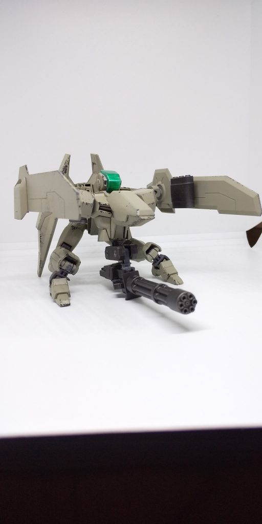 上部キャノピーにはガンナーが搭乗し、前部キャノピーには操縦パイロットが搭乗。
縦に低いくせに横に広いので写真が決まらない。
*このシリーズ構造や造形に欠点があるものしかない気がしてきた……*