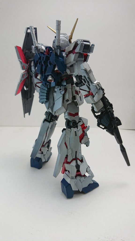 バーニアやマガジンは筆塗りで部分塗装しました。