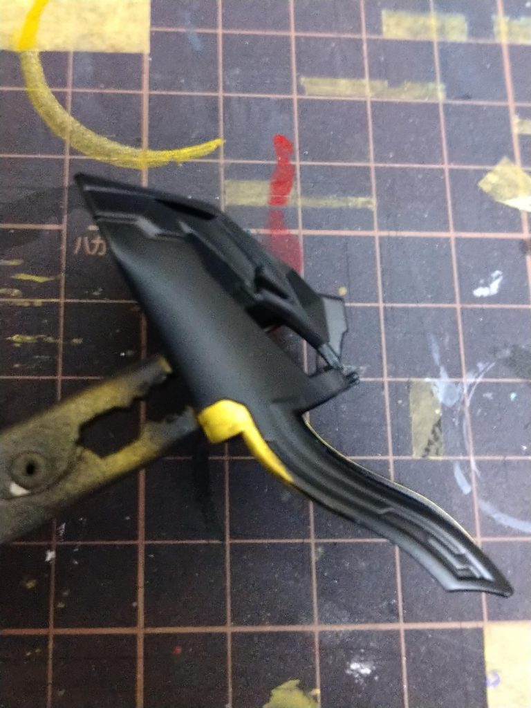 司馬懿を作成していて一番悩んだのが頭の部分の金の部分でした。
色々試行錯誤して行き着いたのはシナンジュとかのエングレービング塗装を採用しました。
写真は一部なんですが、
サフ→ラッカーで黒塗装→ガイアスターブライトブラスで塗装→ラッカークリアーで一旦保護→エナメルブラックとフラットブラックを1対1で混ぜてエアブラシで塗装→1日置いてエナメル溶剤で必要な部分の塗装を剥がし→ラッカークリアーでまた塗膜を保護→マスキングして赤い部分をラッカーで塗装
という工程で塗装しました。