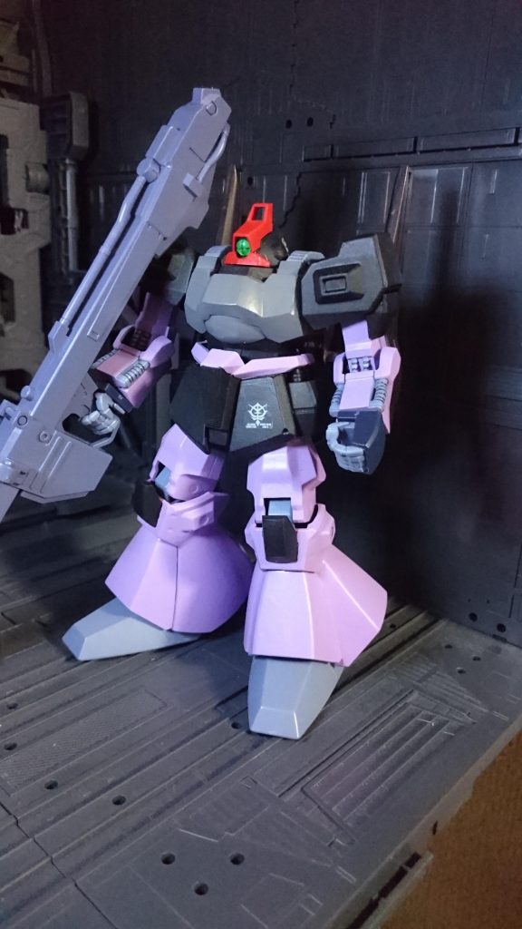 ドムらしさを強調するためビームバズを装備