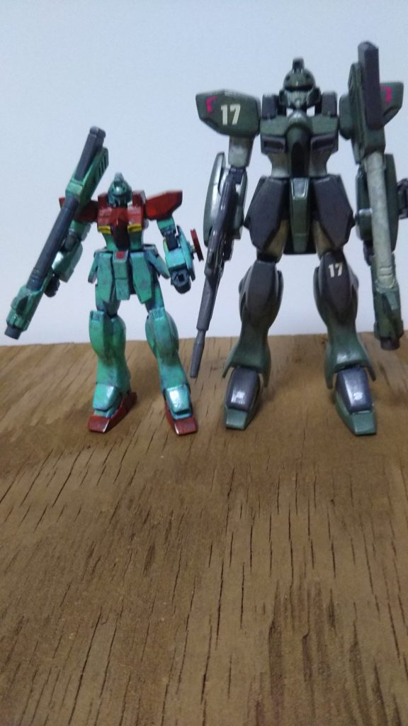 1／144と食玩の並び。大きさが倍位違う。