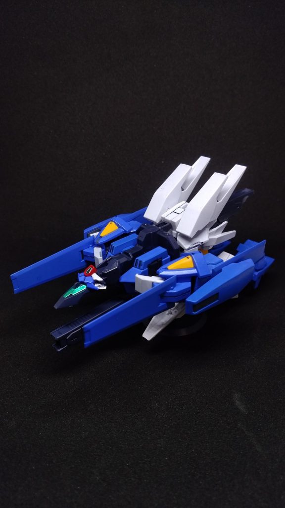 アーマーの分離変形。
フレームの突起を一部カットした上で、機首に干渉する肩アーマーのプレートも腕アーマーの間に組み替え。
なんとか形になりました。