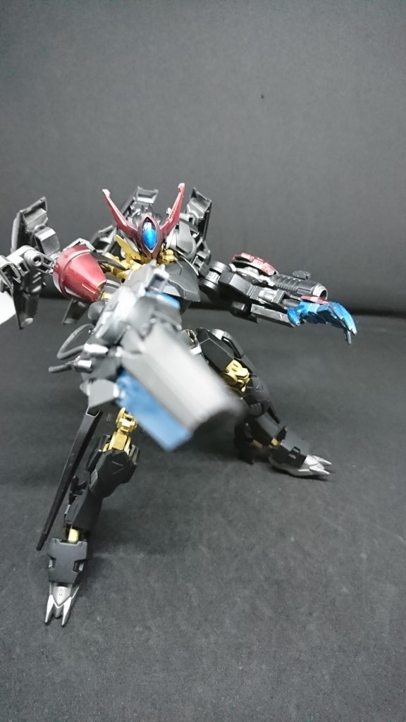 58式チャージレールガン「ケラウノス」かつて厄祭戦で猛威を奮ったレールガン小型リアクターが搭載されており通常時の射撃はそこそこの威力であるリアクターからチャージされた時の射撃威力が大型MAに風穴をあけるくらい莫大な威力だったその軌道はまるで稲妻の用だったデメリットがありチャージショット後に冷却、再充電の時間が掛かることと一定時間射撃ができなくなる