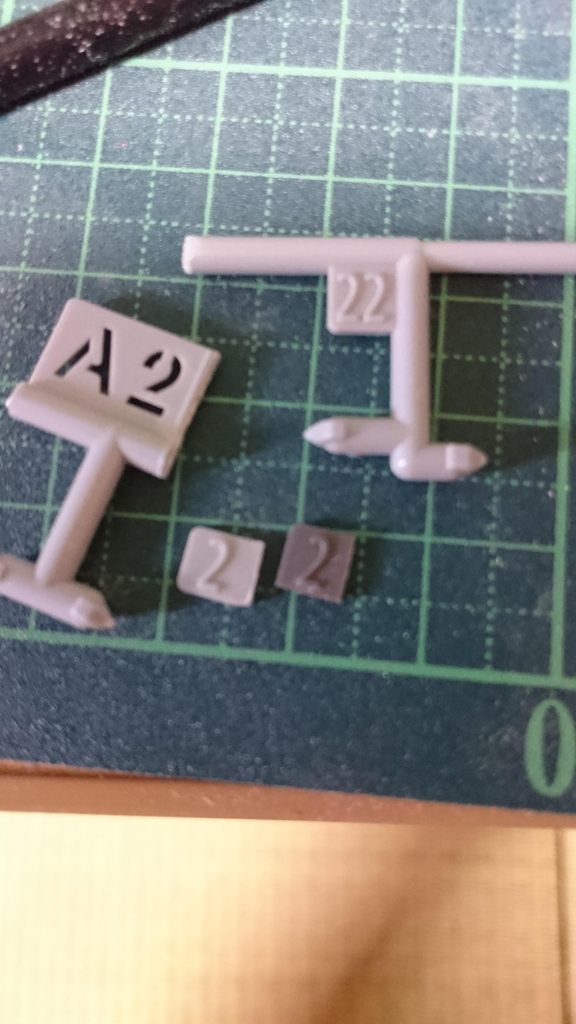 デカールではなく立体的な表現をしたかったのでランナーのナンバーをカットして貼り付けました