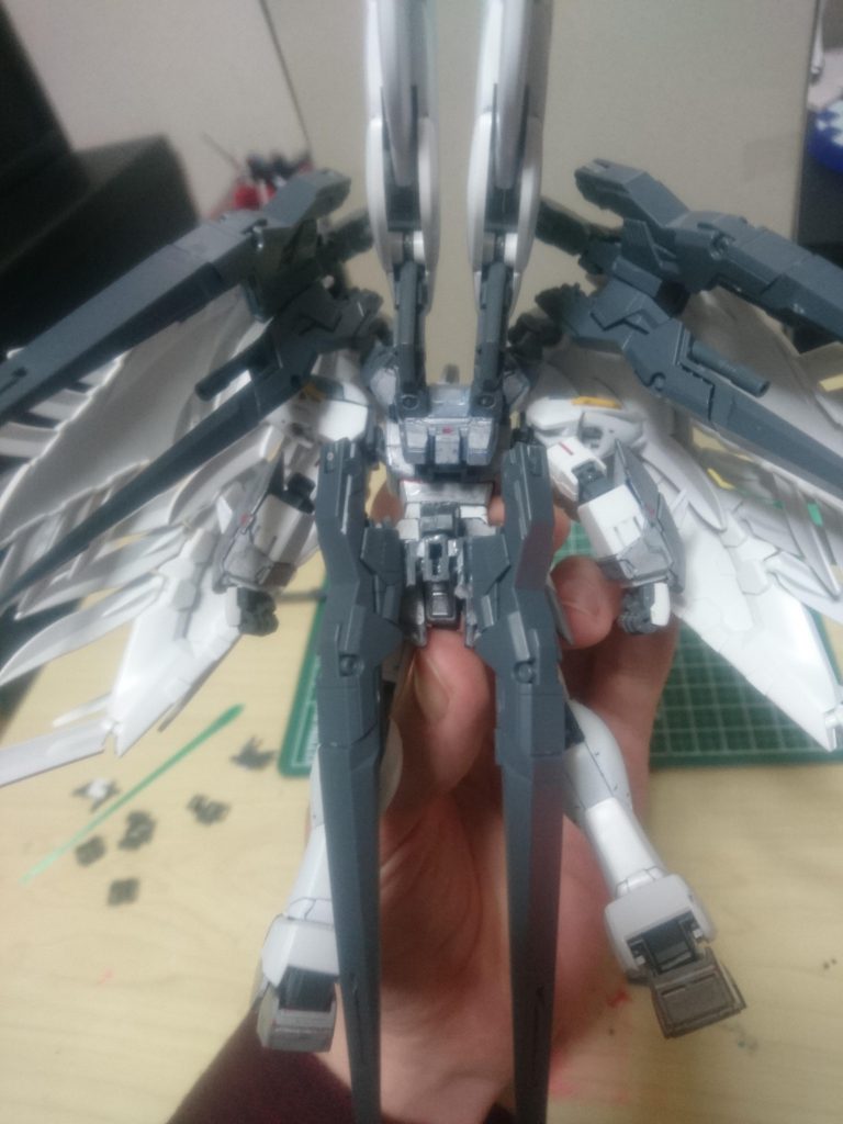 ドライツバーグは背面にまとめる方向に
しました。翼裏と腰にマウントです。