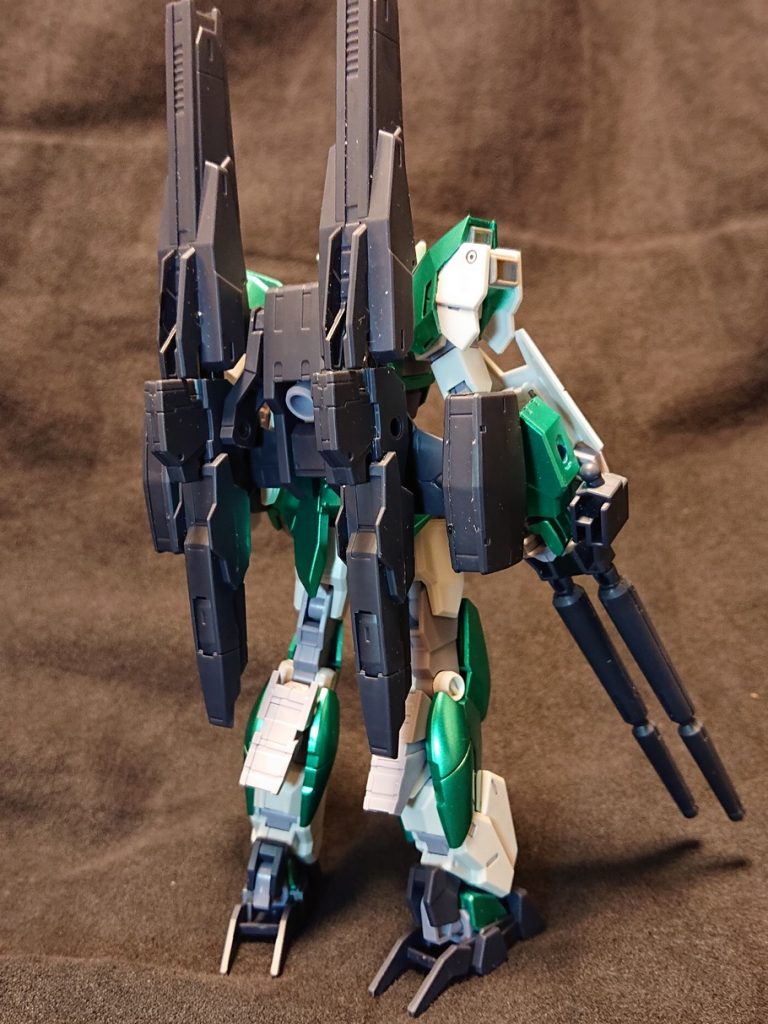 ダブルという名前にしたかったので、DX要素が欲しくなってキャノンを増設。
ウェポンズのビームキャノン基部にビームバズーカの前後をつけただけ。
そしてZZを意識して、余ったビームキャノンの砲身をシールドにつけました。アーマーのベースの左右にいい感じのパーツがあったので使用しています。