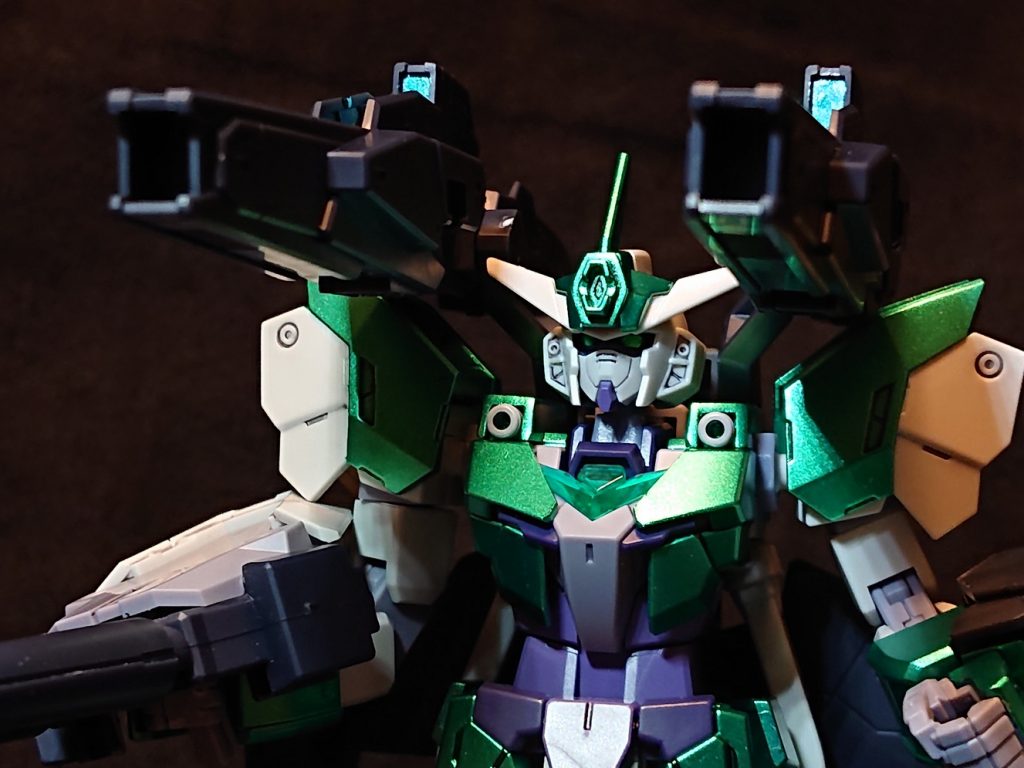 砲撃時。ハイメガと同時には撃つと壊れそう。

ミサイル類が余ったので下半身にバランスよく配置すればよかったかな、という気はします。あくまでヴィートルーの造形を活かしたかったので無理な増設はしませんでした。
塗装はメタリックグリーンとスコープ類、スミ入れくらいです。