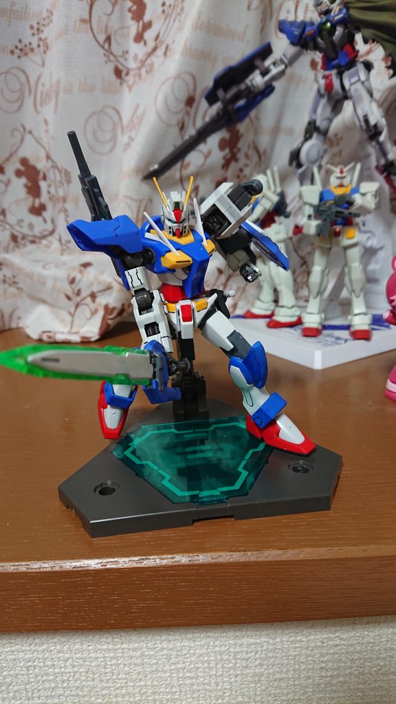 ハイパーGNソードで斬りかかるオーズガンダム