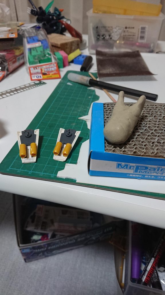 シールドライフルはヤクトドーガのファンネルを貼り付けてパテ盛りで雑コラ感を軽減。ラティアスの頭は、AGE-3オービタルの足首にパテ盛りして成形しました