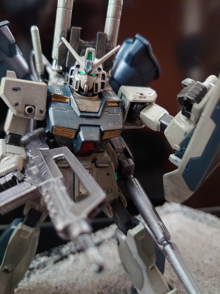 機体色は、アムロ・レイ搭乗機体として知られる白色でなく、注目を集めないように、グレー色に変更された。