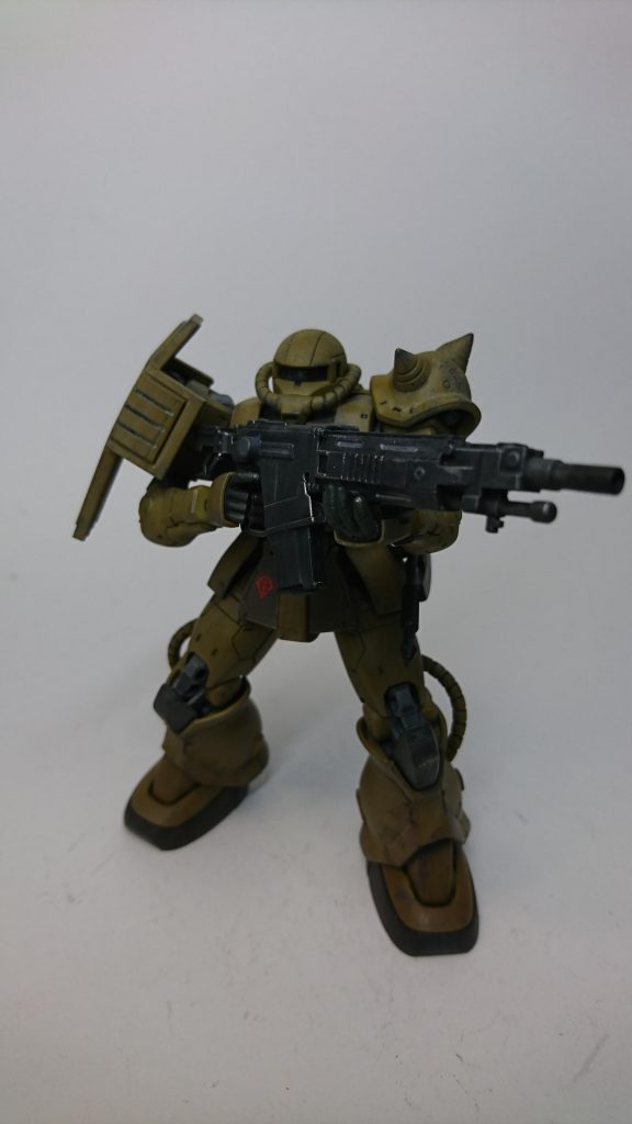 ショートバレルにした対艦ライフル。高い威力はそのままに、取り回しと重量軽減を実現したショートバレル仕様。
代償として射程は短くなった。その為、長距離用のスコープを取り外し、中・近距離向けのジャイアントバズのサイトを装着。
使用弾薬は主に硬芯徹甲弾。弾薬も不足しているのでしっかり狙って当てていくスタイル。