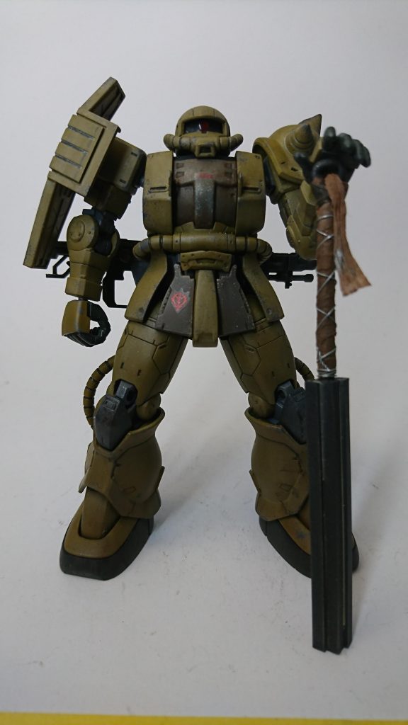 正面。
ディテールアップ等はあまりせず、あっさり目に仕上げました。塗装は以前作成したグフ同様、私が愛してやまない日本軍カーキ。
左手のこん棒は後程説明します。