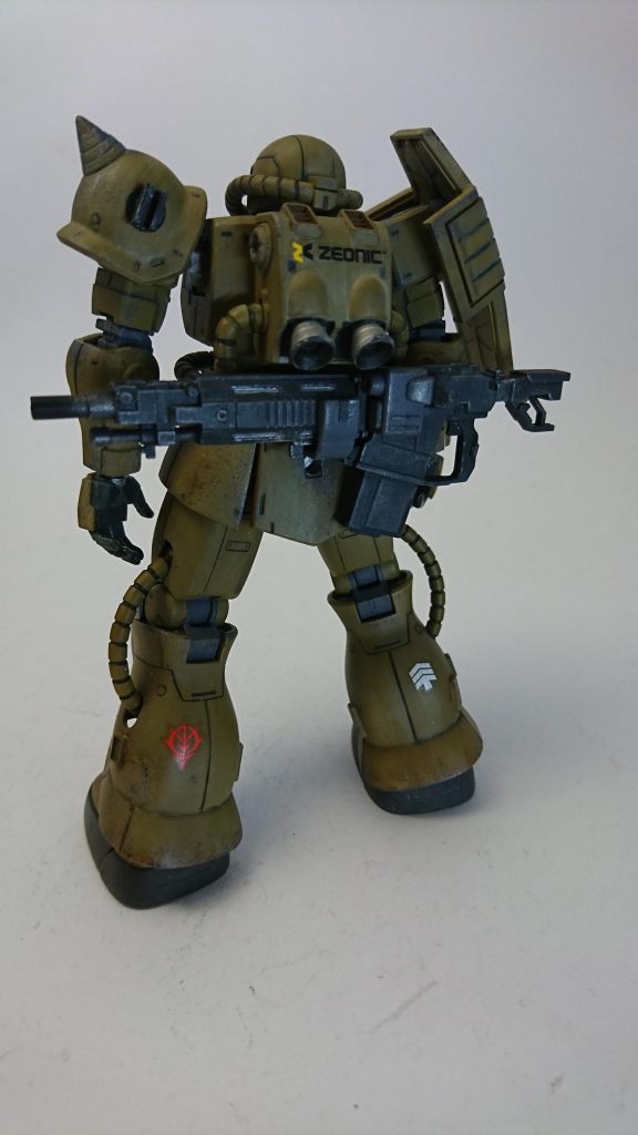 背面。
キットはC-6型ですが、J型の設定で作成しています。ランドセルと脚部動力パイプ下ににラジエーターグリルを追加。
陸上では必要なさそうな脚部スラスターは蓋をしてあります。
ジャンクパーツを小加工してライフルのマウントも作りました。
スパイクアーマーは外れたスパイク基部にプラ板製の武装マウントを装着。