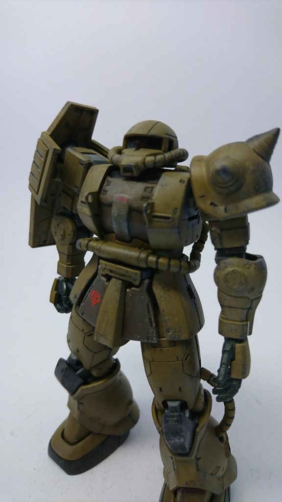 胸部両脇はザクキャノンの余剰パーツを加工。ダクトを埋めてフックのようなものをつけてみました。
作業用ザクのおさがりって設定。
シールドと前椀部はザクキャノンの予備パーツの設定。