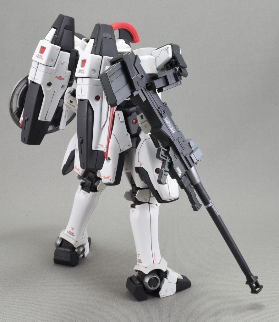 アニメカラー版といったな。あれは嘘だ。ブースターのカラーリングはHG版の色分けに準じて両サイドの装甲は白に。(だって地方民はアニメやってなかったので、ガンプラのカラーリングが絶対正義なのだもの)