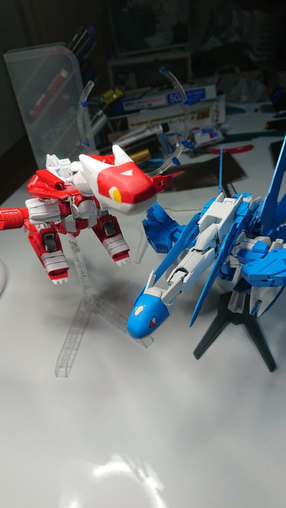 変形してのツーショット。ラティオスは加速に優れ、格闘戦が得意。ラティアスは旋回能力が高くて射撃戦が得意という脳内設定。