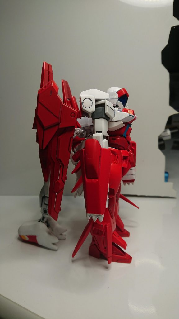 横からの姿です。ラティアスの頭が尻尾になって地面に着くので、安定感抜群です