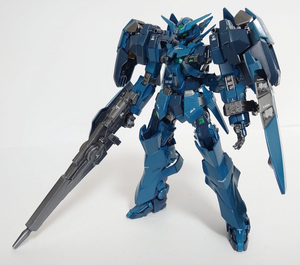 正面です。わかりづらいですが、多数の内臓兵装を装備しており、メイン武器のGNフォールディングライフルを補助します。