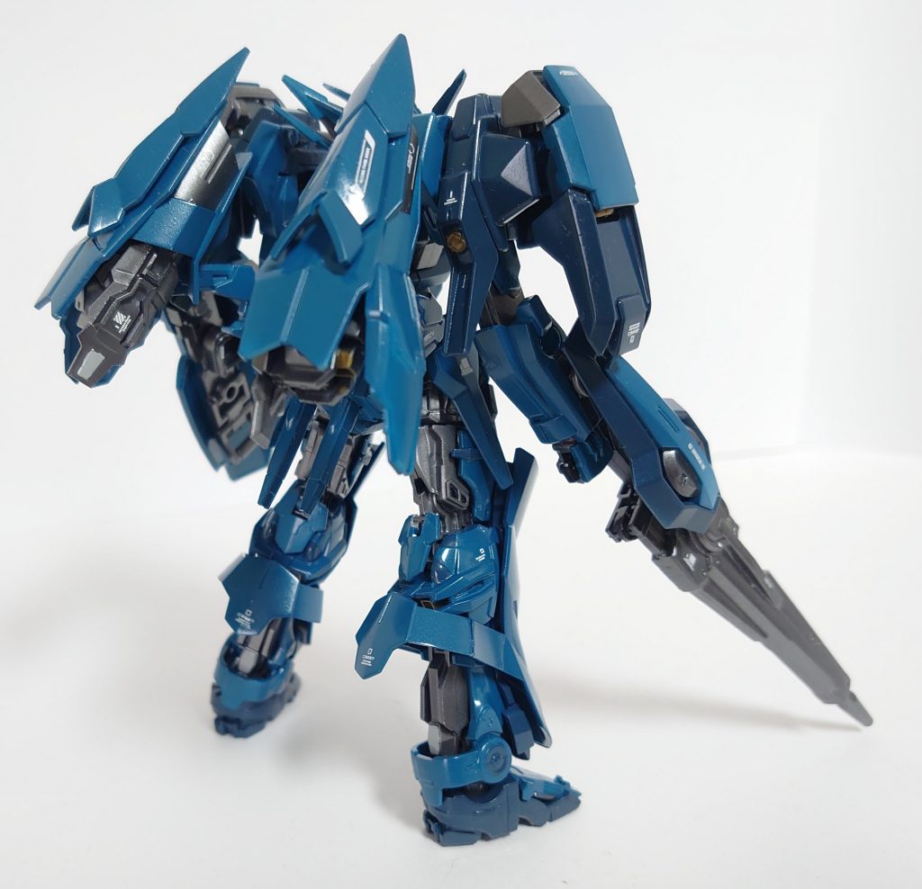 背面です。武装は以下の通りになります。
GNフォールディングライフル(ロング、ショートと撃ち分けが可能)
肩部小口径GNキャノン
腕部GNバルカン
NGNグレネード(シールドに搭載)
GNビームサーベル(腰部に装備)