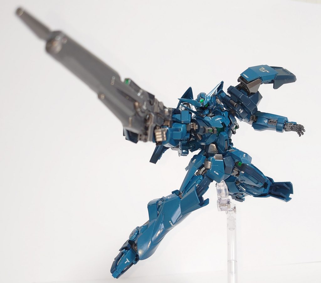 射撃ポーズです。トランジェントガンダムを軸にしているため、良く動きます。