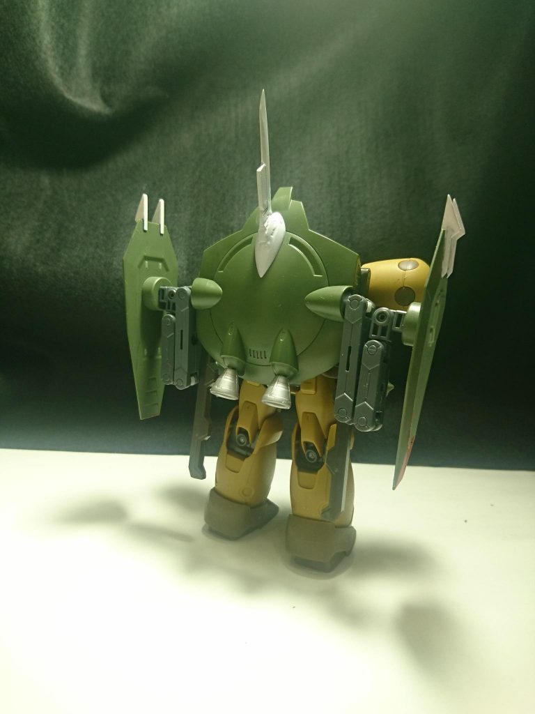 バックショット
シールドを接続しているアームアームズは何も加工してないです。
一応頭部とバーニア、シールドの一部を塗装してます