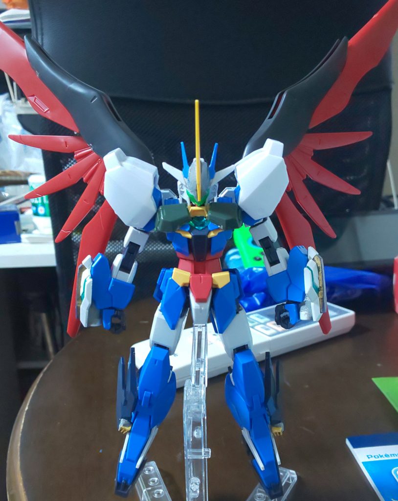 胴体のアーマーには胸部分にサバーニャのアーマーを追加しました。

肩アーマーは元の白いパーツを外して外側にラファエルガンダムのパーツを被せ、腕にX魔王の腕アーマーを取り付けて元のアーマーとの間にビームサーベルの持ち手を差し込みレーザーブレードを出来るようにしました。

脚部は側面にバンシィのシールドのパーツを貼り付け、爪先にはガンダムレギルスの膝パーツを取り付けて鴉の爪をイメージしました。