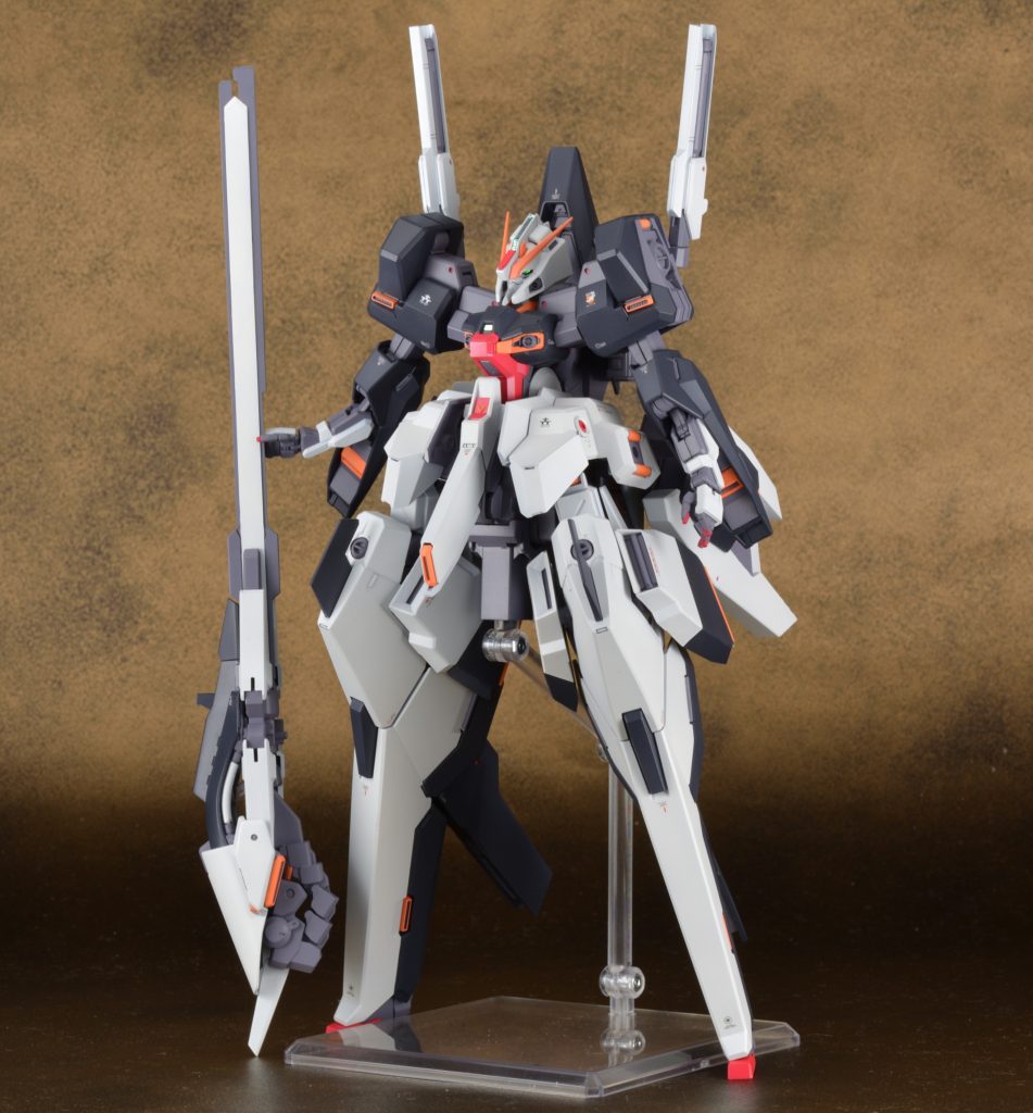 前面
太腿側面の装甲を置き換えたことでキットよりマッシブなイメージになったと思います。
