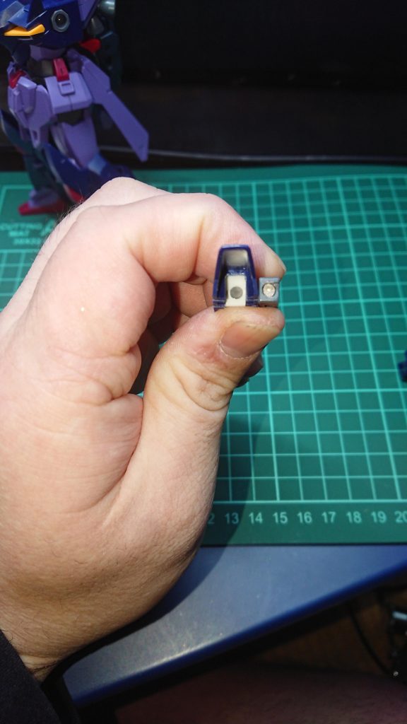 左肩のパーツとノーネームライフル繋ぐパーツを少しいじってネオジム磁石を仕込んでみました。