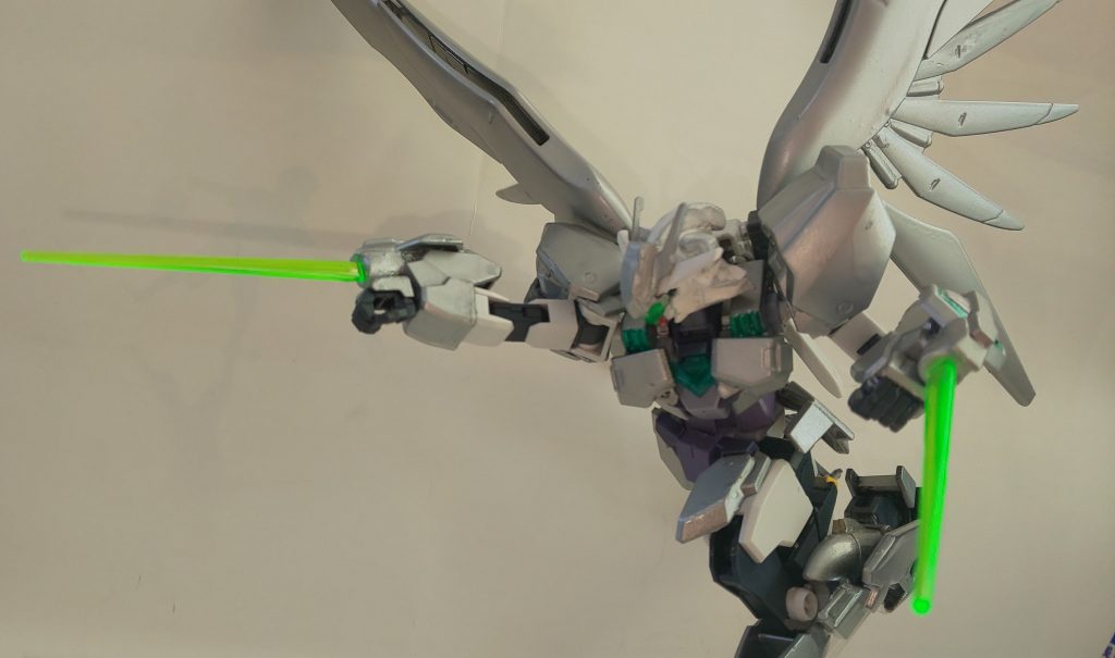 また、腕部に装着されたアーマーにあるエネルギーラインによりビームライフル程度なら無効化し吸収する事が出来、アーマーに仕込まれたビームサーベル、爪先に追加されたアーマーの爪により格闘戦を得意とする。