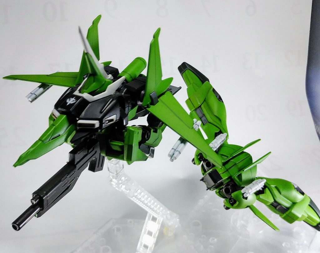 勿論、分離して、バウ・アタッカーとバウ・ナッターになります。
今のキットのように、変形用パーツなどを使わない。完全変形です。
ですが、その為、腰の可動が犠牲になってます。