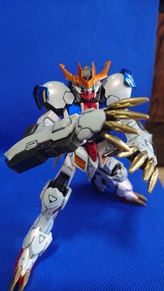 白い部分はパールカラーでコーティングしました。ルビーレッドに光ってます。