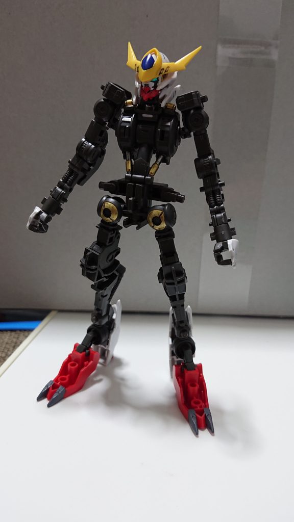 フレーム状態前面です。
先に発売したフルメカニクスシリーズやMGバルバトスのガンダムフレーム状態を参考に、股関節や腹部、肩部の駆動シリンダーを金属色で塗装しています。