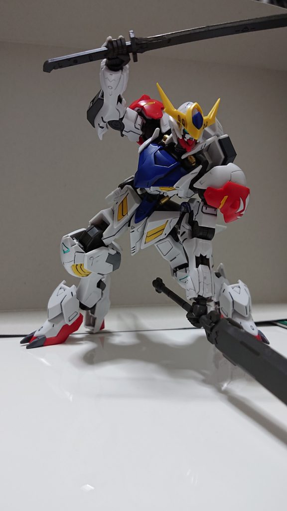 ソードメイスで殴り付けるバルバトスルプス!