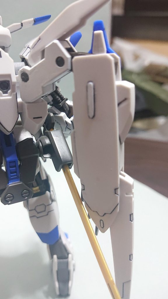 スラスターのモールドがヤスリがけしたら消えてしまったので、0.5mmプラ板切り出しで自作をしました。