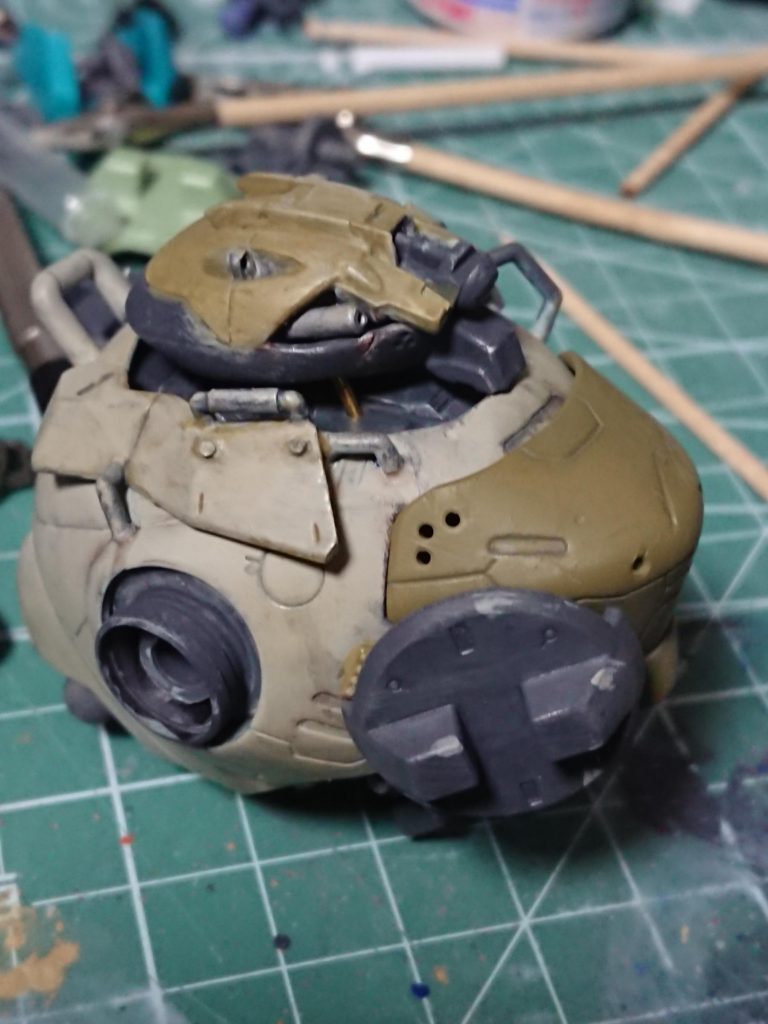 右胸の追加装甲

阿頼耶識システムの副作用として、人間の感覚が強くでそうと言う妄想から、
被弾方向が左胸よりも右胸の方が多くなり、コックピット直撃によるパイロット死亡率が高くなりそう
という自分設定から右胸へ装甲追加

あとポリキャップを目立たない様にするため、何かのバーニア部品を貼り付けて目立たなくしてます。