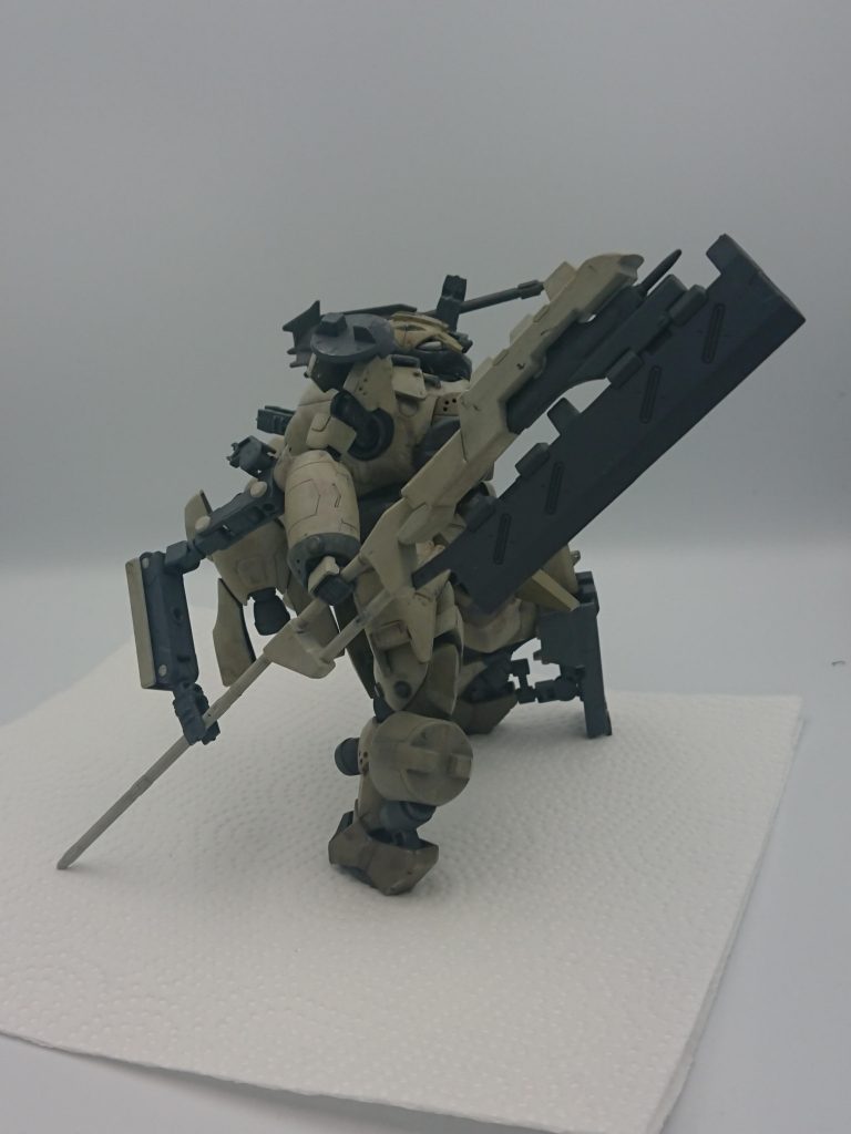 右肘の補助アームで大型メイスを片手で保持可能
自分設定でマシンガン等のマガジン交換
射撃武器の反動抑制機能を備える