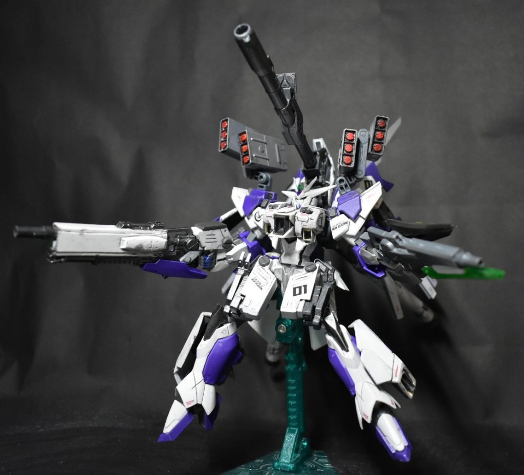 背面のバズーカは正面に向けられます ちょっと強引かな
ついでに両肩に3mm穴があるのでいろいろつけられます 画像は適当にミサイル
腕動かすとき邪魔になるのでとっとと撃ちきって捨てられるようなものしか積めません