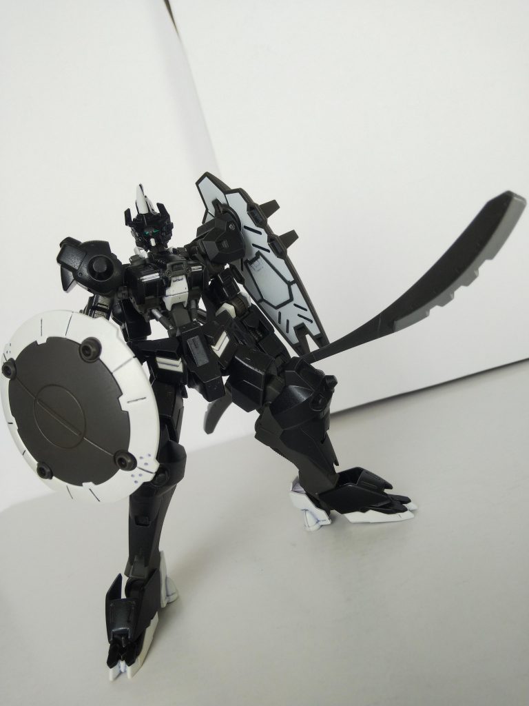 白のカラーリングと緑の目、グレイブ、腕部スパイクが特徴