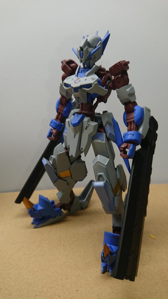 荒神[グラシャラボラス]第一形態
厄災戦時に開発されたガンダムフレームを採用されておりアラヤシキシステム使用を前提に開発された機体であり300年たった現在
機体は様々な箇所に破損、肩の装甲が紛失しており本来の性能を発揮できないでいるがガンダムフレームの出力が元々高水準を維持しているのでモビルスーツとも戦闘を行える
この機体は他のガンダムフレームと違い機体のリミッターが掛けられておらず厄災戦時にもパイロットがアラヤシキの不可に耐えられず犯人も再起不能にさせた機体でもある
だが一度戦場に出ればまさに荒ぶる神の如くの活躍を見せた
現在でもそのリミッターは掛けられていない為アラヤシキ手術を受けた子供達は